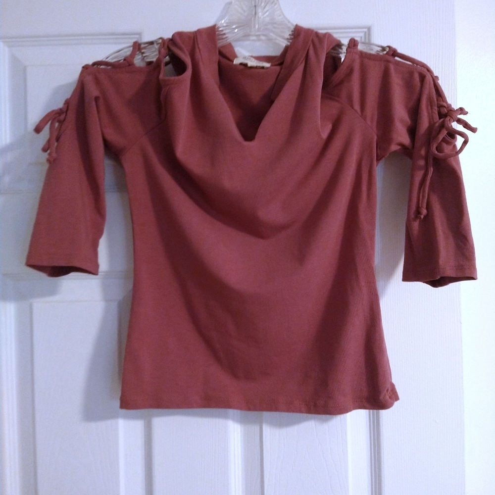 Fitted rouge criss cross cold shoulder blouse